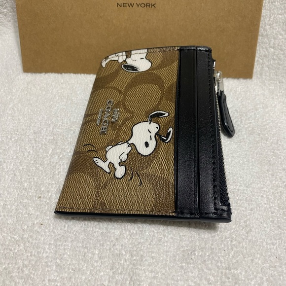 Snoopy collection signature coach ID wallet with key chain. - Picture 4 of 7